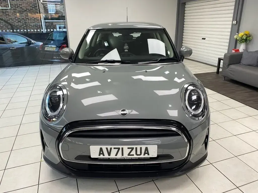 Usado Mini ONE Classic 102 CV (75 kW) 2022 Gris Utilitario