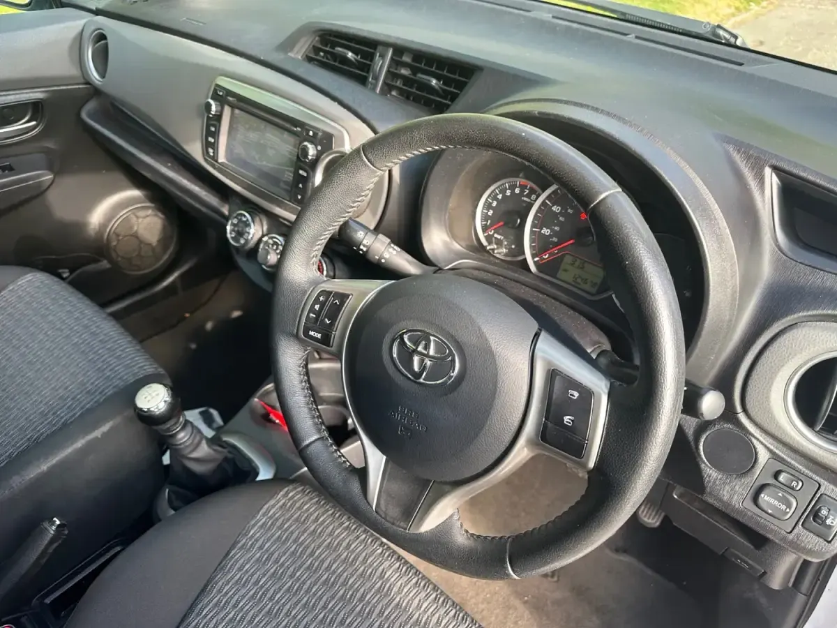 Begagnad Toyota Yaris 101 HK (74 kW) 2013 Vit Halvkombi