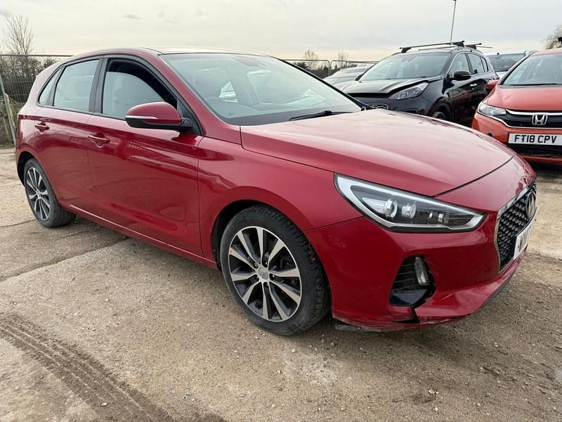 Used Hyundai i30 SE 120 HP (88 kW) 2017 Red Hatchback