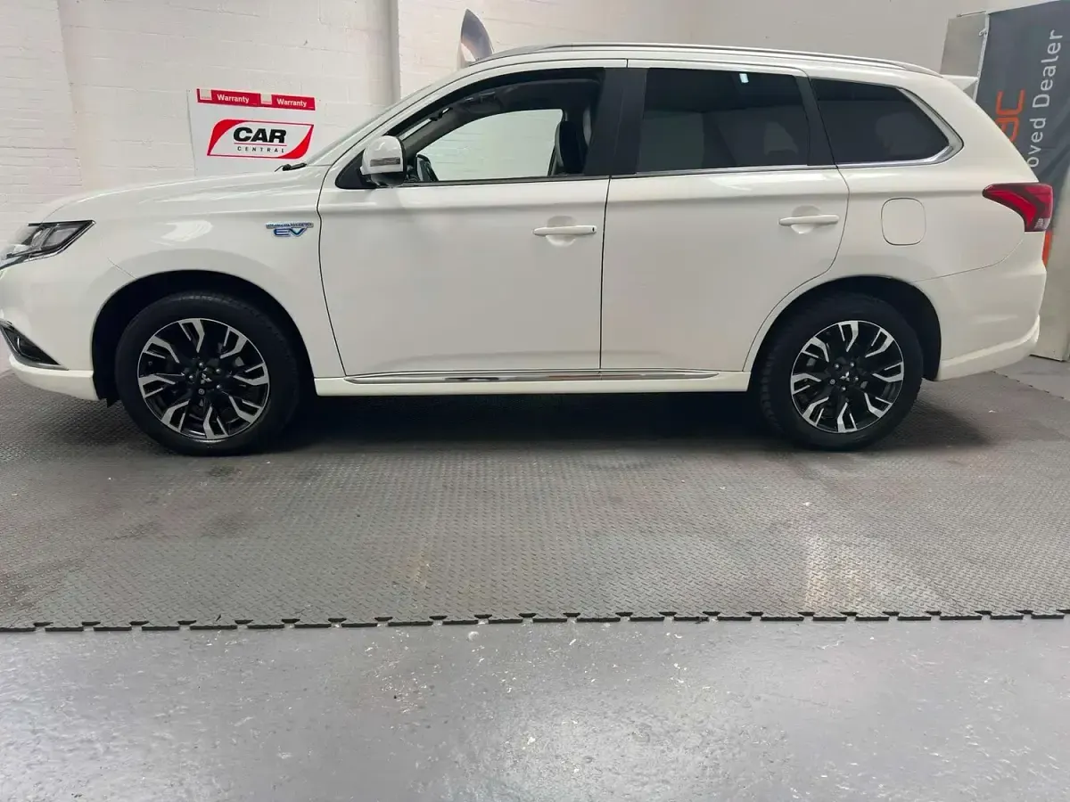 Used Mitsubishi Outlander P-HEV 2018 White Estate