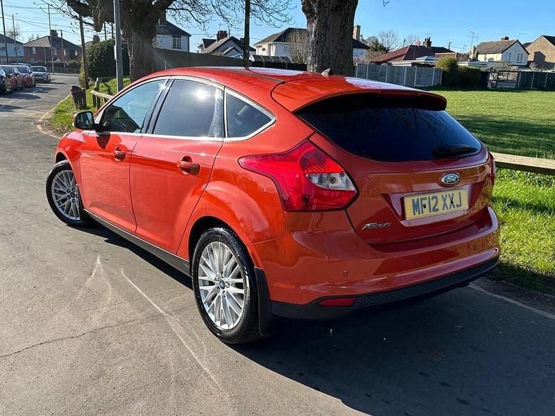 Used Ford Focus Zetec 125 HP (91 kW) 2012 Red Hatchback