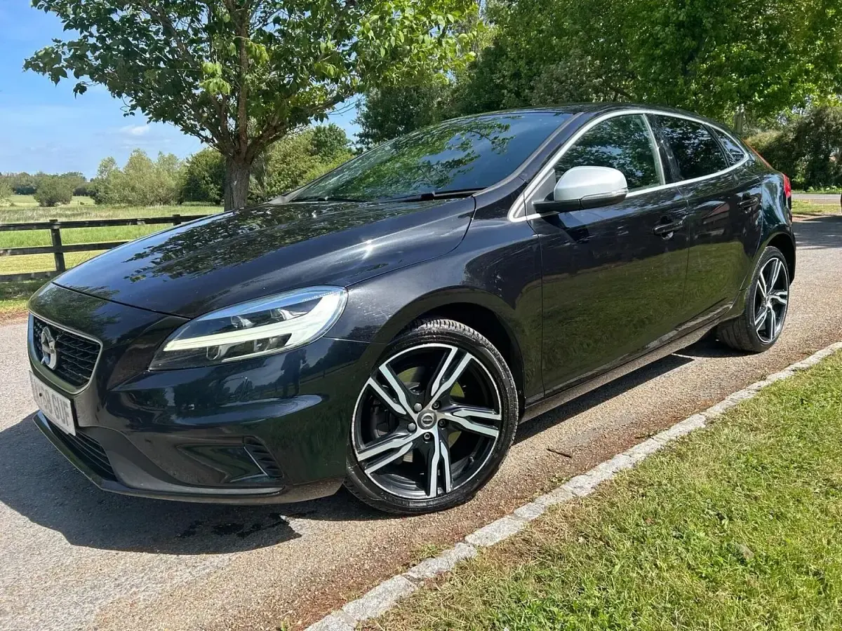 Used Volvo V40 R-Design Pro 122 HP (89 kW) 2018 Black Hatchback