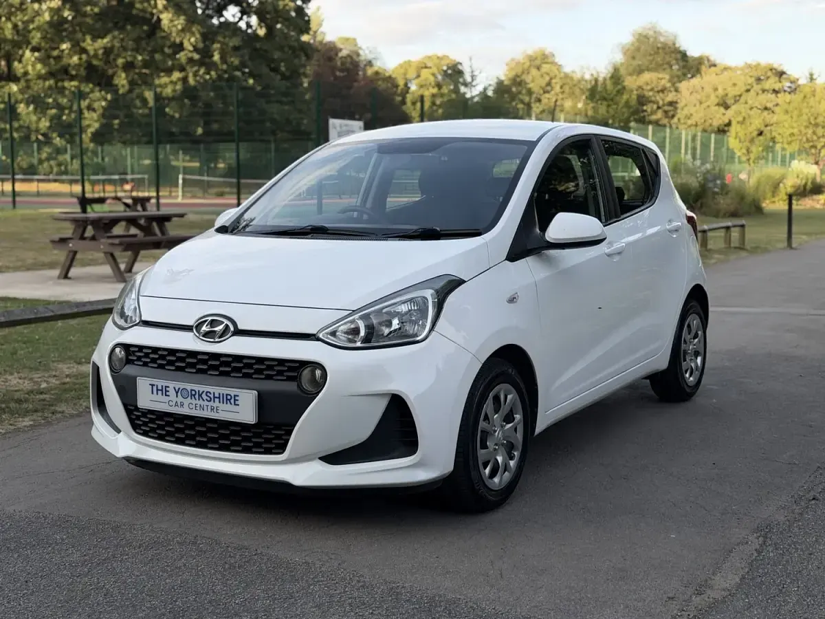Used Hyundai i10 SE 66 HP (48 kW) 2017 White Hatchback