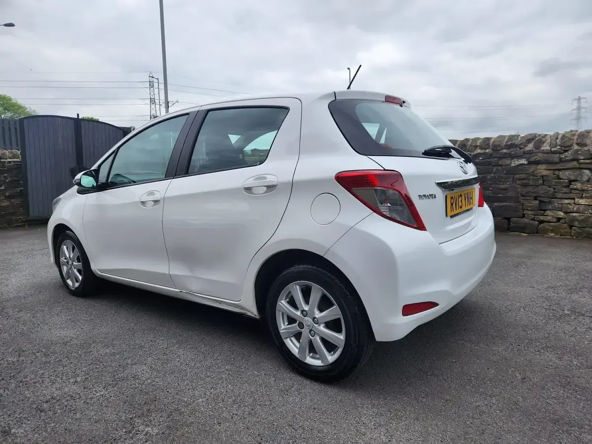 Begagnad Toyota Yaris 101 HK (74 kW) 2013 Vit Halvkombi
