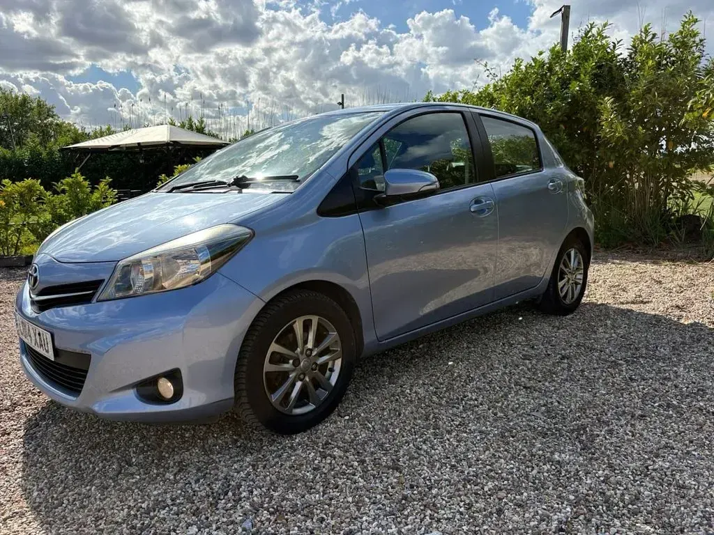Used Toyota Yaris 90 HP (66 kW) 2014 Blue Hatchback