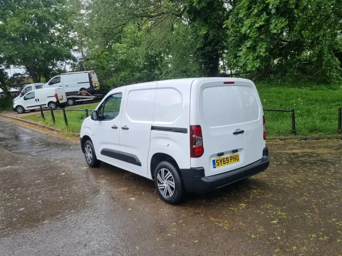 Second-hand Vauxhall Combo Edition 100 CP (73 kW) 2019 Alb Monovolum