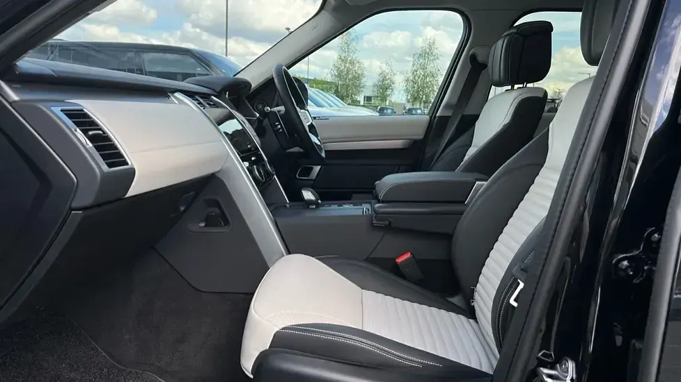 Used Land Rover Discovery HSE Dynamic 350 HP (257 kW) 2025 Metallic  santorini black SUV
