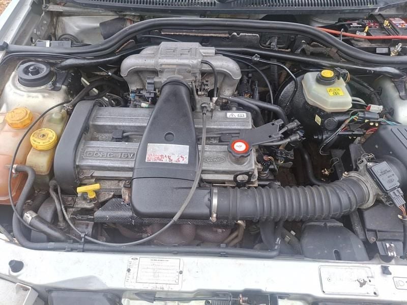 Usado Ford Escort Cabriolet 105 HP (77 kW) 1993 Prateado Cabrios