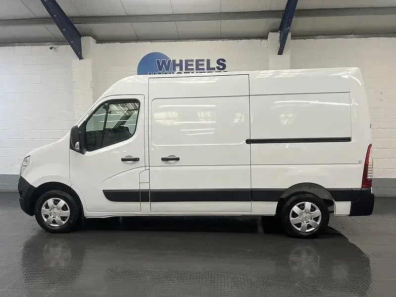 Used Nissan Interstar Acenta 135 HP (99 kW) 2023 White Van
