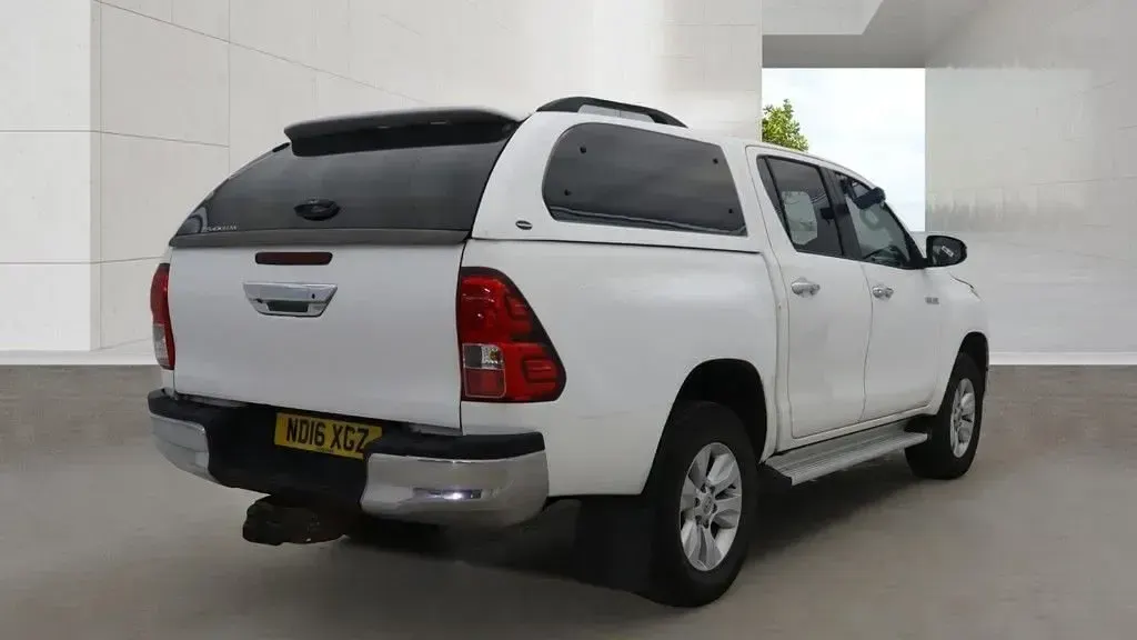 Used Toyota HiLux 150 HP (110 kW) 2016 White Pickup