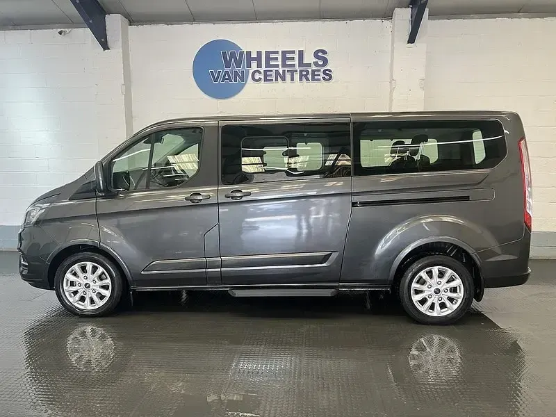 Usado Ford Tourneo Custom Titanium 2022 Magnetic (metallic colour) Van