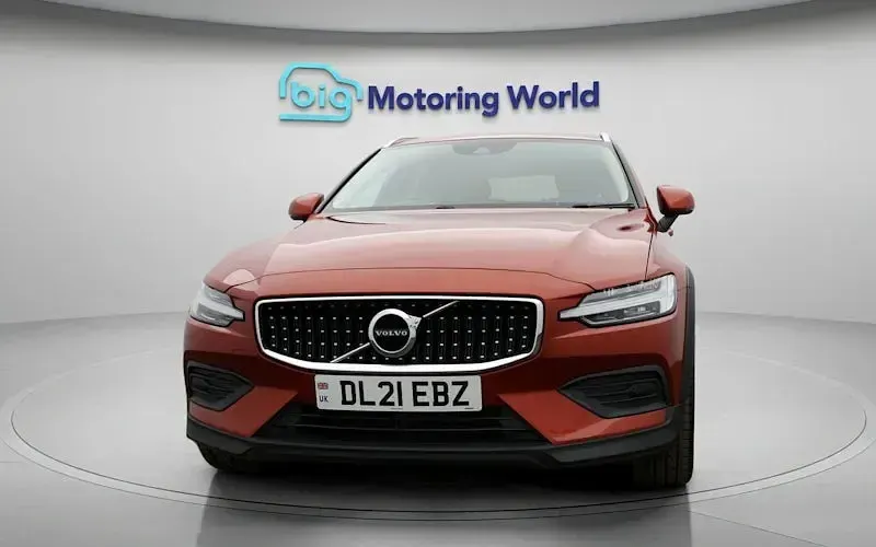 Usado Volvo V60 CC 197 HP (144 kW) 2021 Vermelho Carrinha