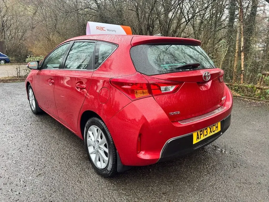 Used Toyota Auris 101 HP (74 kW) 2013 Red Hatchback