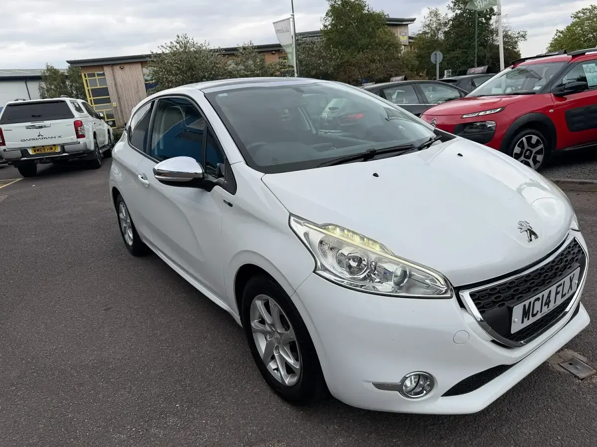 Used Peugeot 208 Style 82 HP (60 kW) 2014 White Hatchback
