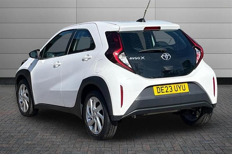 Used Toyota Aygo X PURE 72 HP (52 kW) 2023 White SUV