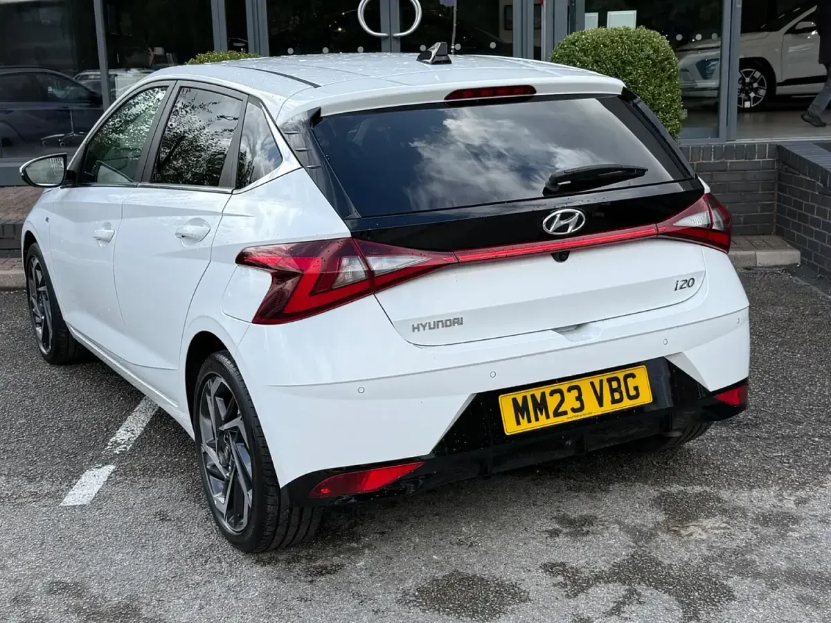 Used Hyundai i20 Premium 98 HP (72 kW) 2023 White Hatchback