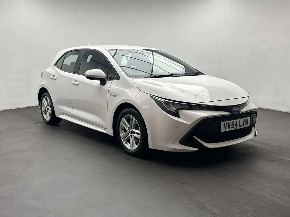 Used Toyota Corolla 122 HP (89 kW) 2020 White Hatchback