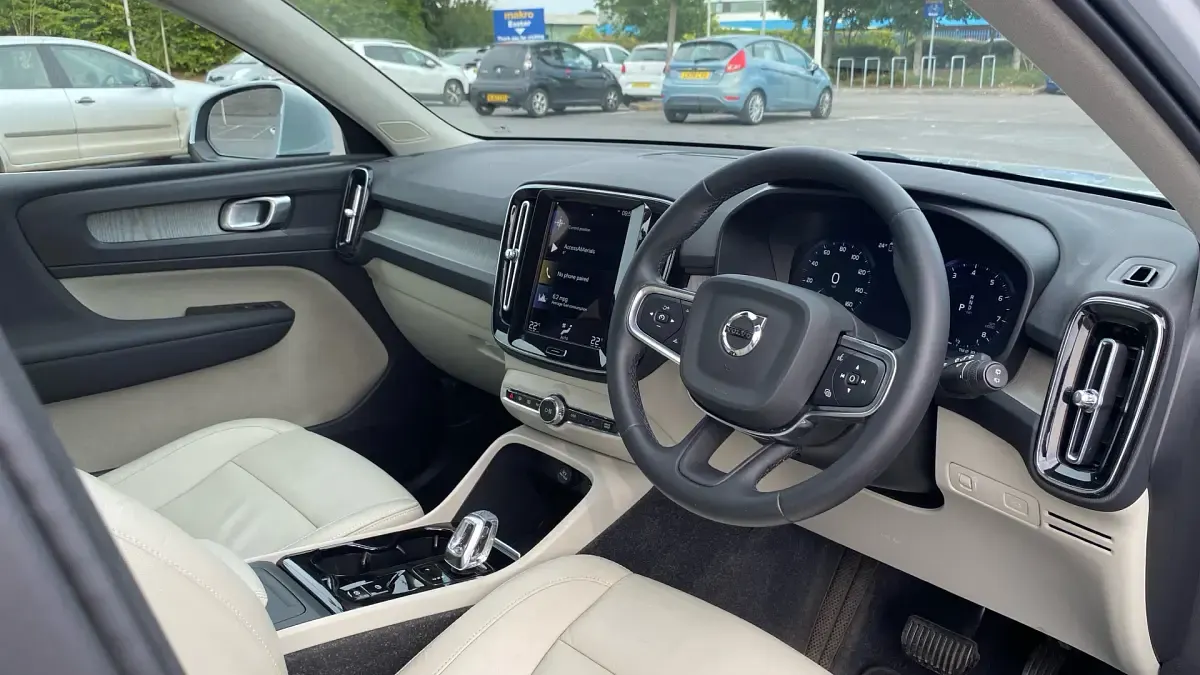 Used Volvo XC40 Inscription 163 HP (119 kW) 2021 Silver SUV