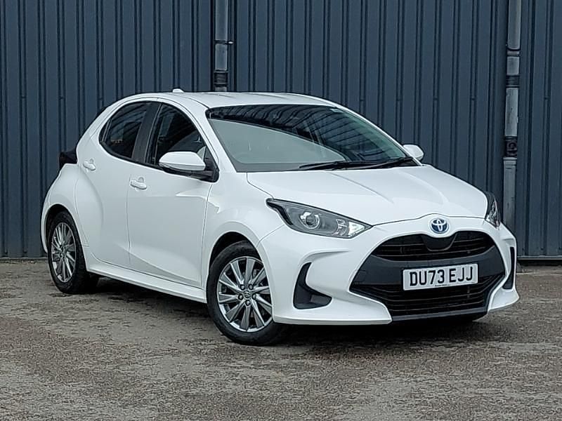 Used Toyota Yaris Hybrid 116 HP (85 kW) 2023 White Hatchback
