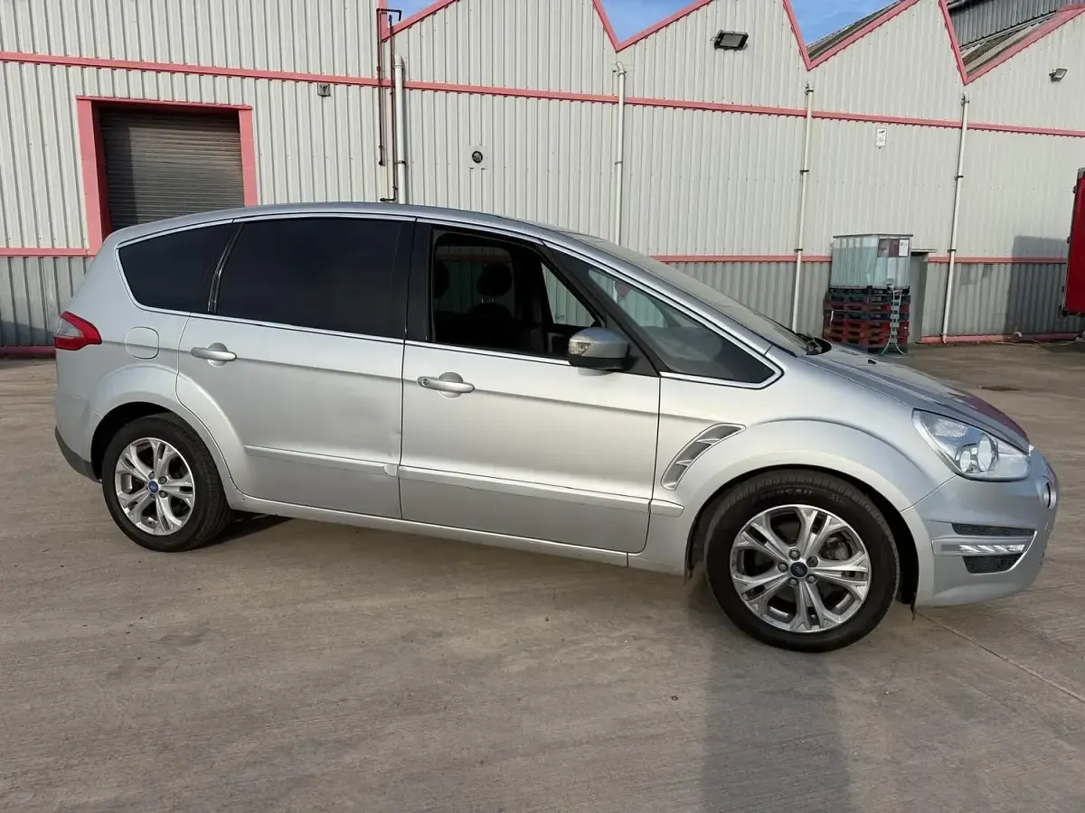 Used Ford S-MAX Titanium 140 HP (102 kW) 2015 Silver MPV