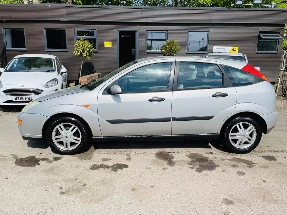 Begagnad Ford Focus Zetec 100 HK (73 kW) 2001 Silver Halvkombi