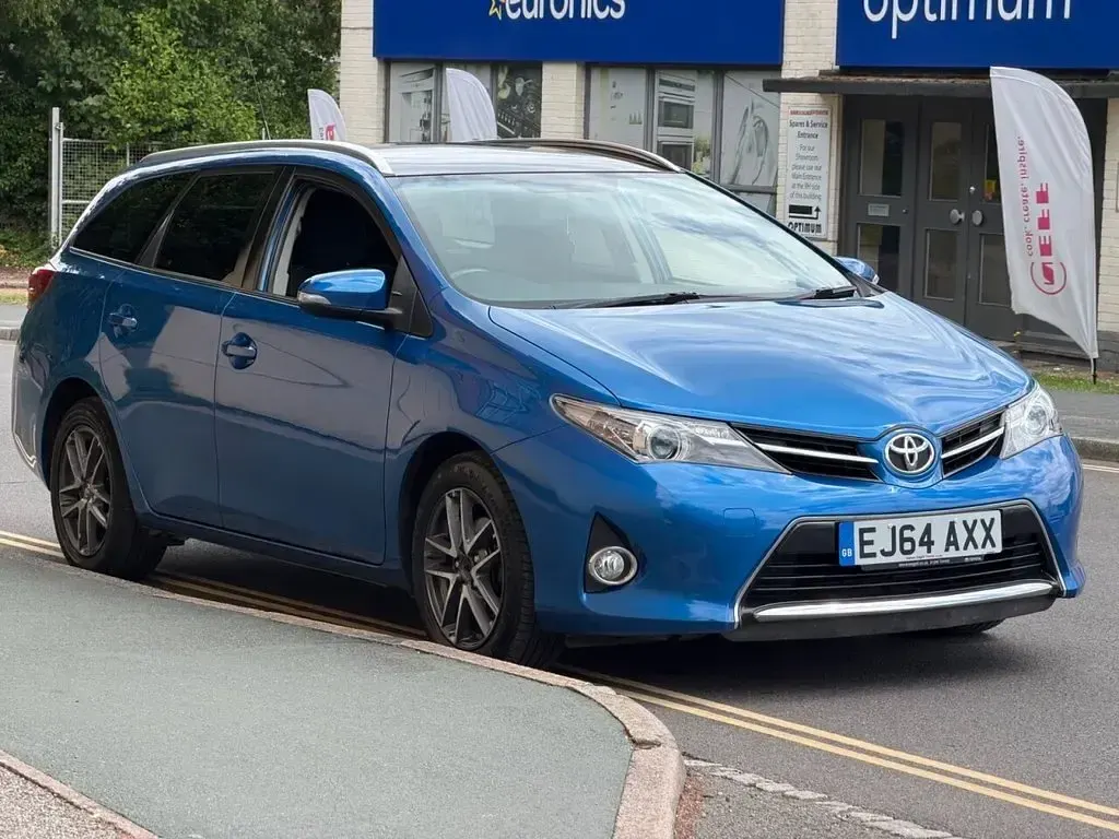 Used Toyota Auris 132 HP (97 kW) 2014 Blue Estate