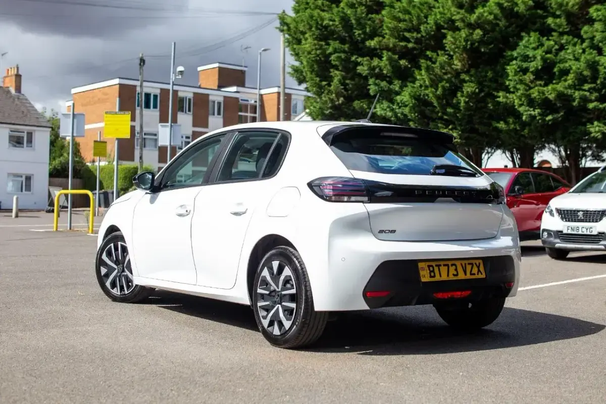 Used Peugeot 208 Active 74 HP (54 kW) 2024 White Hatchback