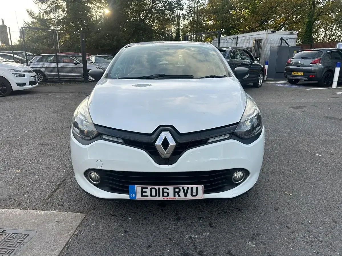 Used Renault Clio Play 90 HP (66 kW) 2016 White Hatchback