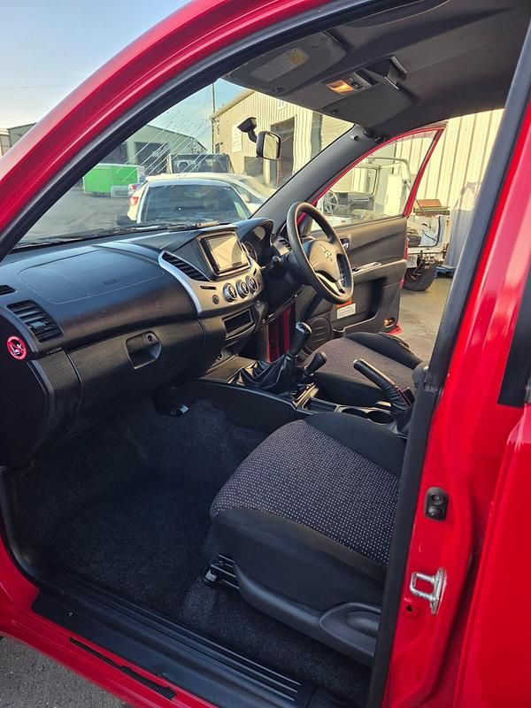 Used Mitsubishi L200 175 HP (128 kW) 2014 Red Pickup