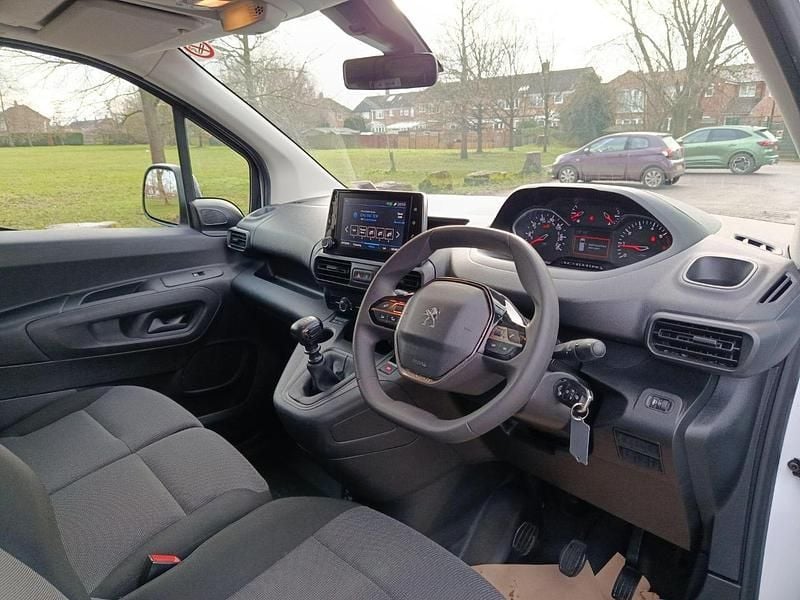 Used Peugeot Partner Premium 100 HP (73 kW) 2022 White MPV
