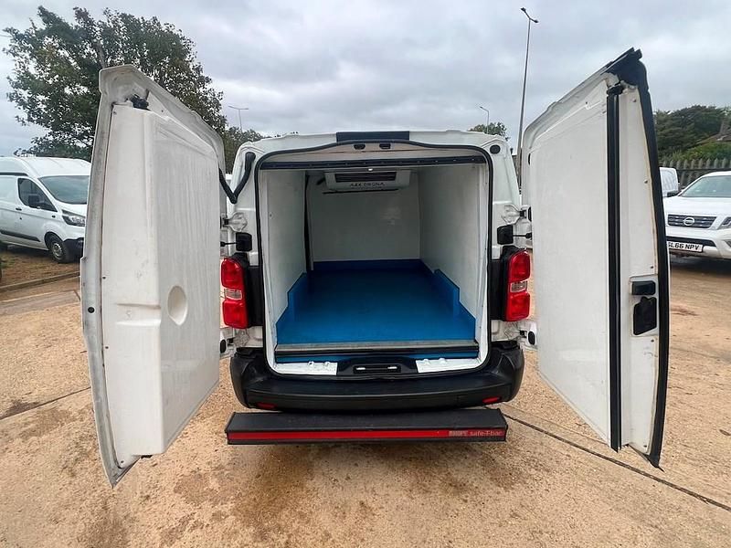 Used Vauxhall Vivaro S 100 HP (73 kW) 2021 White MPV