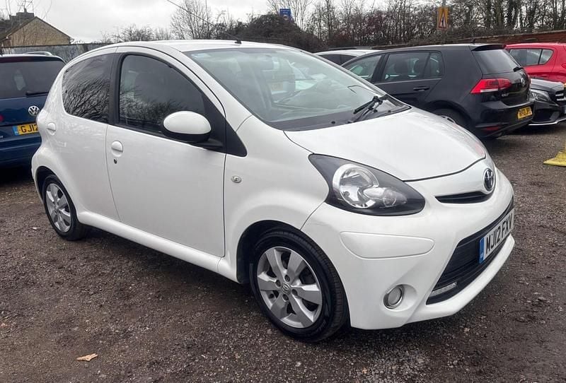 Begagnad Toyota Aygo 68 HK (50 kW) 2012 Vit Halvkombi