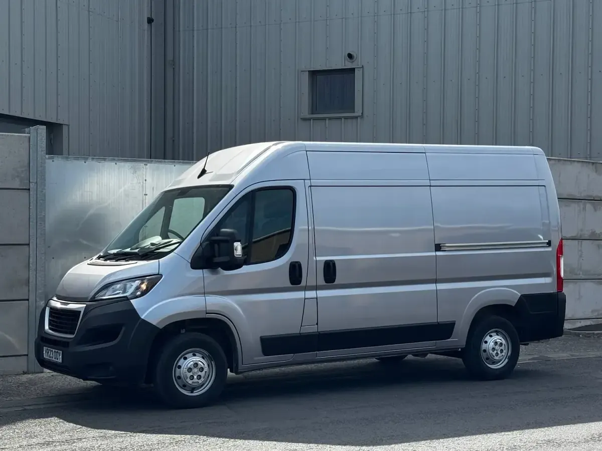 Used Peugeot Boxer Premium 140 HP (102 kW) 2023 Grey metallic Van