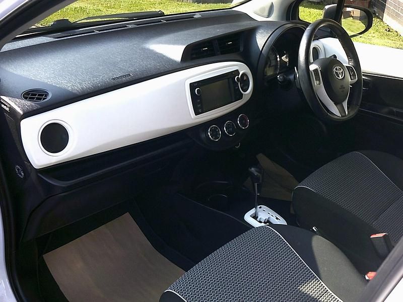 Used Toyota Yaris Multidrive S 2013 White Hatchback