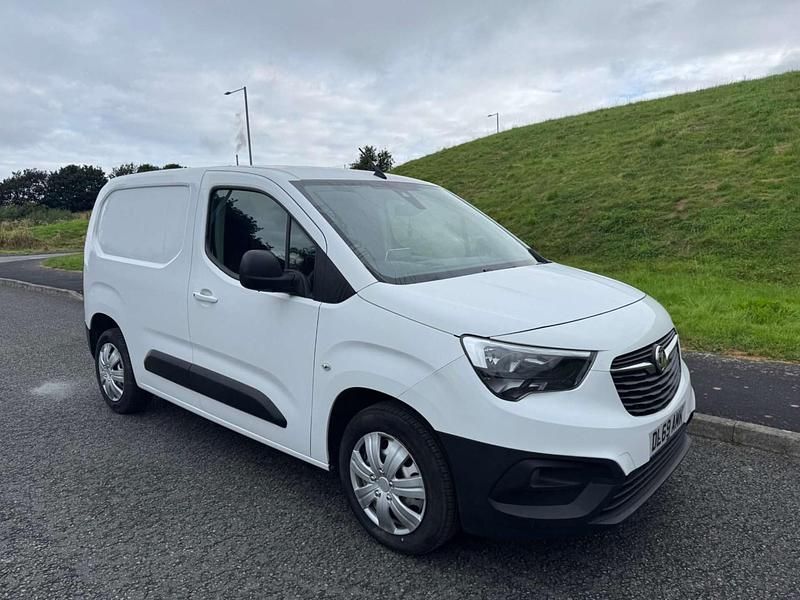 White Used 2019 Vauxhall Combo Edition MPV | £8,490 (Good price) - Image 1/4