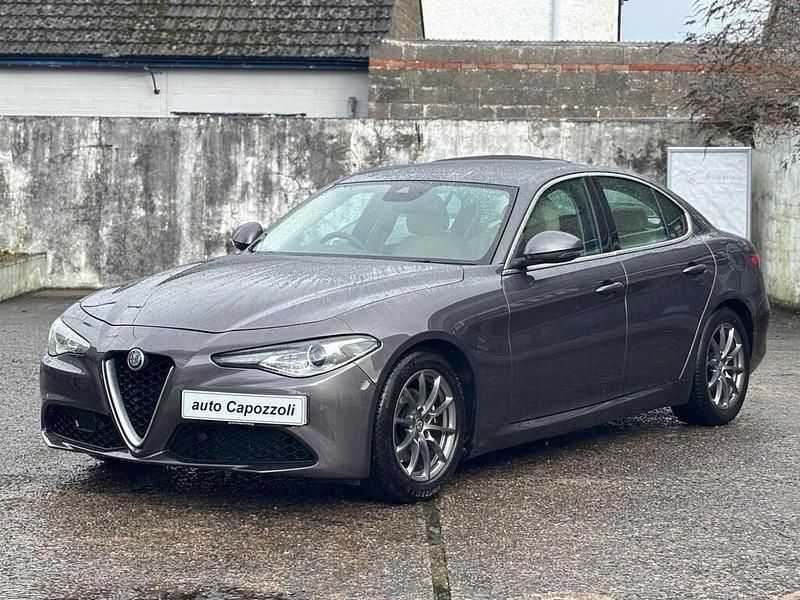Used Alfa Romeo Giulia Saloon Super 200 HP (147 kW) 2018 Vesuvio grey Sedan