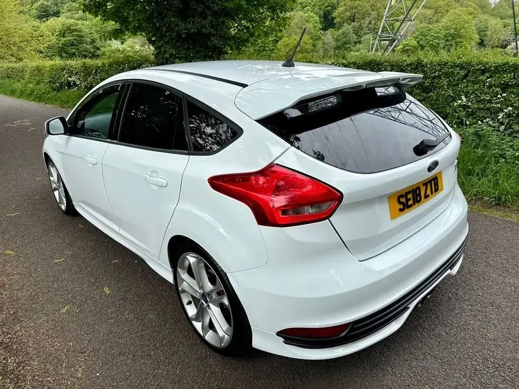 Używany Ford Focus ST 250 KM (183 kW) 2018 Biały Hatchback