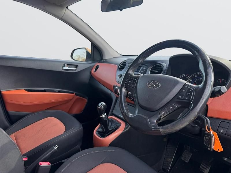 Used Hyundai i10 Premium 87 HP (63 kW) 2015 Orange Hatchback