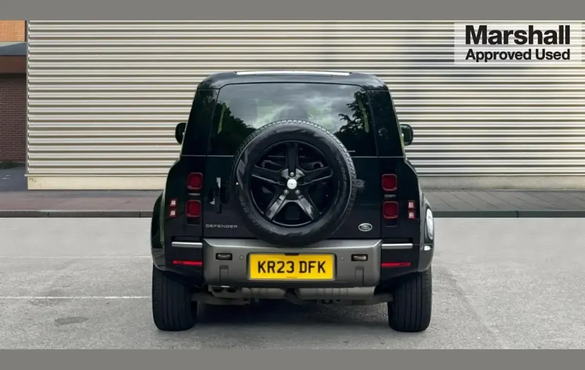Begagnad Land Rover Defender Dynamic 300 HK (220 kW) 2023 Svart SUV
