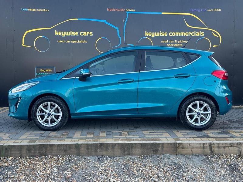 Usado Ford Fiesta Zetec 100 HP (73 kW) 2017 Azul Citadino