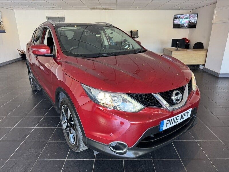 Red Used 2016 Nissan Qashqai N-Connecta SUV | £7,695 (Good price) - Image 1/4