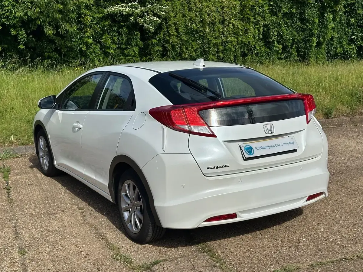 Used Honda Civic ES 2013 White Hatchback