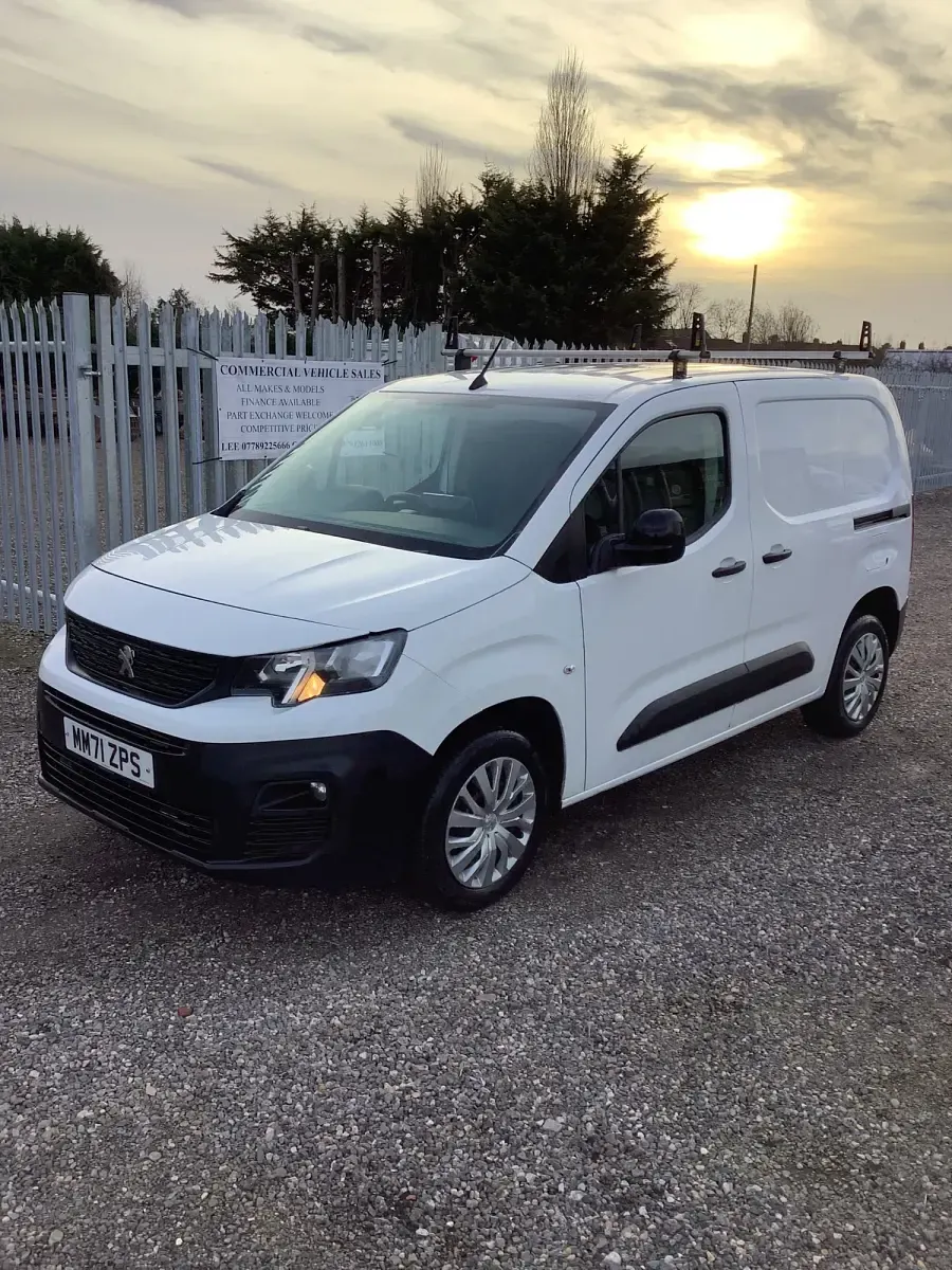 Second-hand Peugeot Partner 131 CP (96 kW) 2022 Alb Monovolum