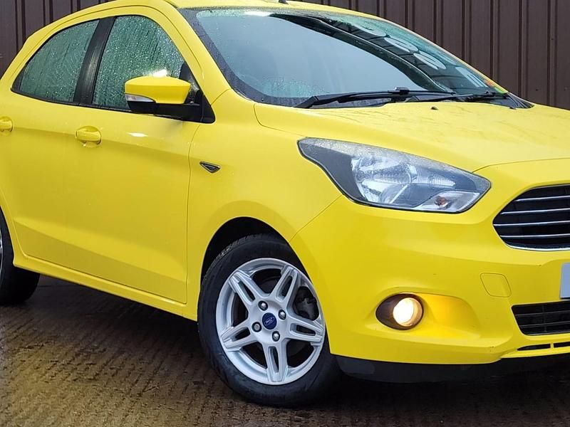 Usado Ford Ka Plus Zetec 85 HP (62 kW) 2018 Amarelo Citadino