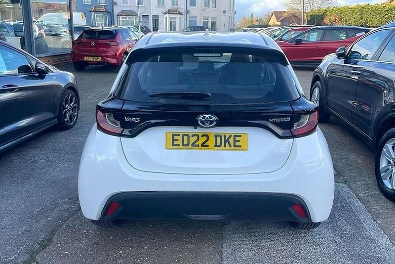 Used Toyota Yaris Hybrid 113 HP (83 kW) 2022 White Hatchback