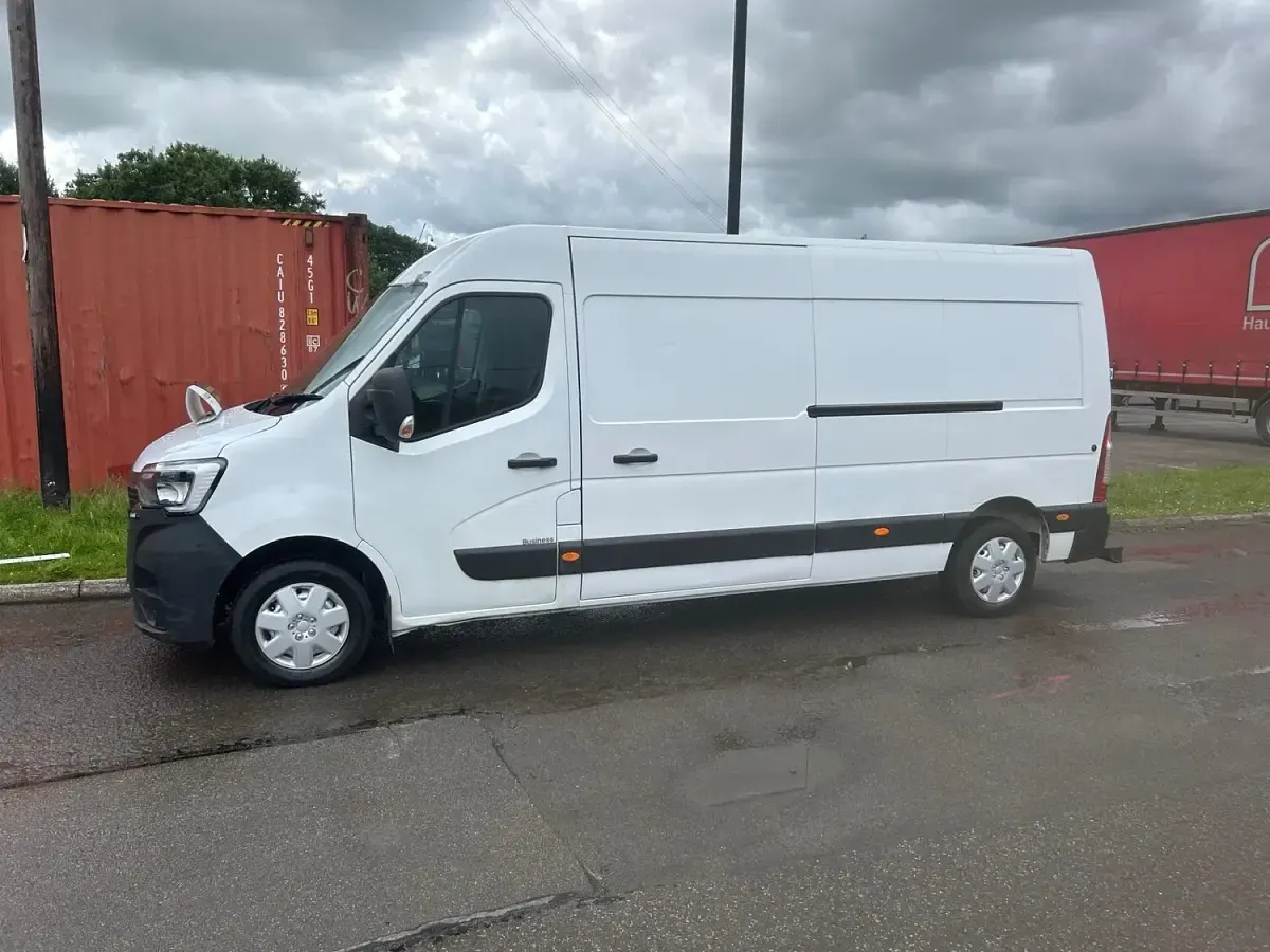 Used Renault Master Business 135 HP (99 kW) 2022 White MPV