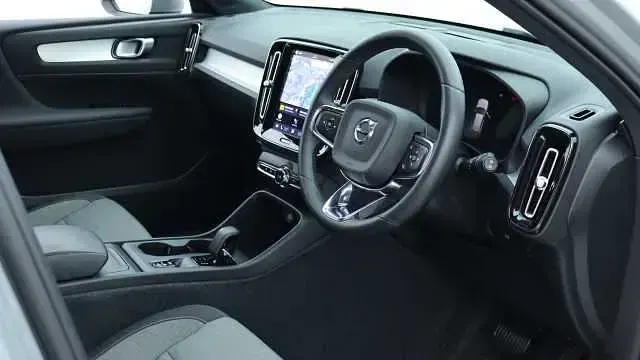 Używany Volvo XC40 Core 163 KM (119 kW) 2024 SUV