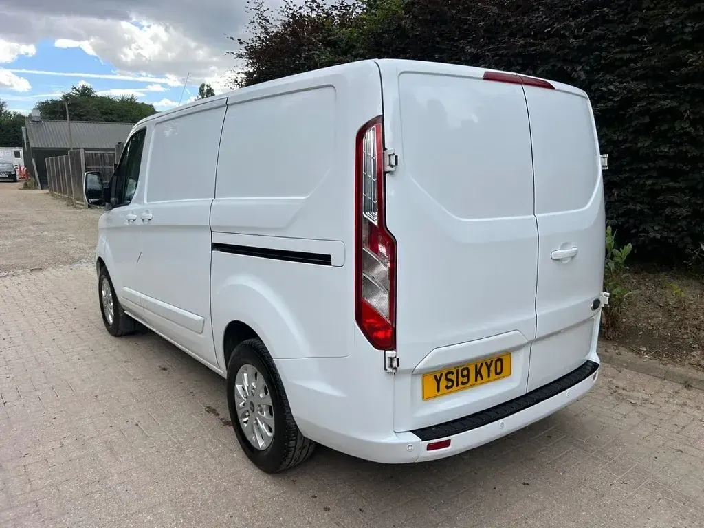 Used Ford Transit Custom Limited 130 HP (95 kW) 2019 White Van