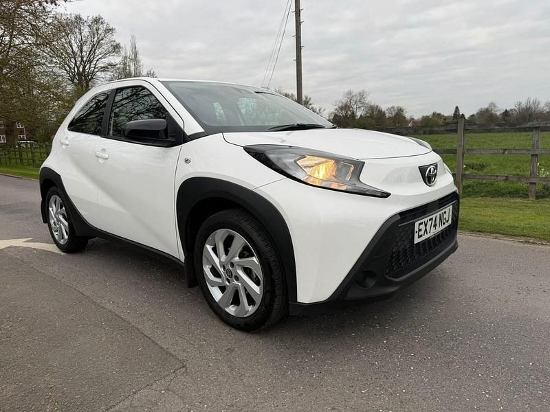 Used Toyota Aygo X PURE 72 HP (52 kW) 2024 White SUV