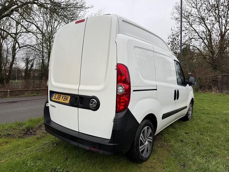 Used Vauxhall Combo 105 HP (77 kW) 2018 White Van